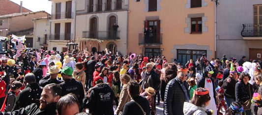 La UBIC explora la Ruta de la LletConfeti, disfresses i bon ambient al Carnestoltes de Prats de Lluçanès