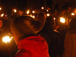 Grans i petits participen en la commemoració de la primera crema de Prats de Lluçanès 302 anys després