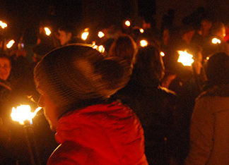 Grans i petits participen en la commemoració de la primera crema de Prats de Lluçanès 302 anys després