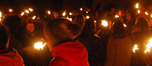 Grans i petits participen en la commemoració de la primera crema de Prats de Lluçanès 302 anys després