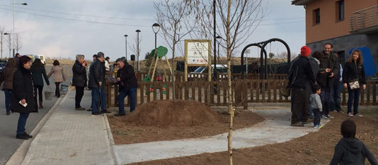 Els participants a la recuperada Festa de l’Arbre planten verns, alzines i d’altres espècies arbòries