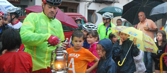 Diverses entitats pradenques i de la comarca porten la Flama del Canigó al Lluçanès