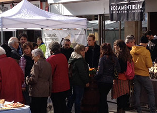 Creix la participació, tant de públic com de parades, a la 3a Fira de la Coca i la Llonganissa de Prats