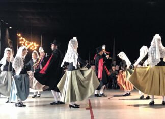 Unes 500 persones vibren al so de la Trencadansa al Pavelló