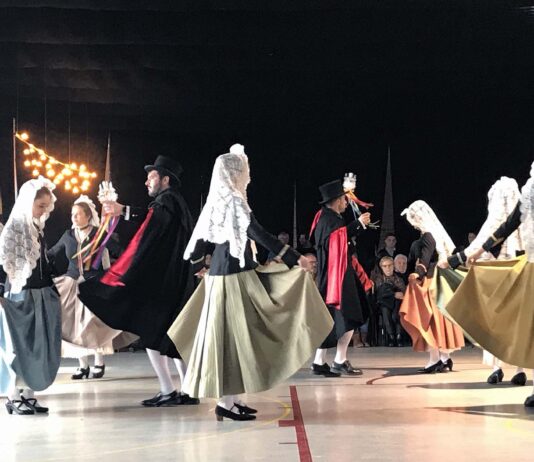 Unes 500 persones vibren al so de la Trencadansa al Pavelló