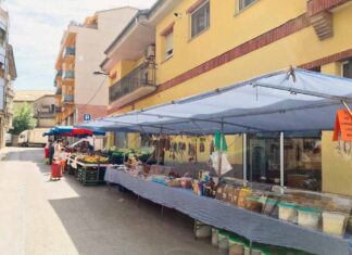 Prats torna a obrir el mercat setmanal apostant pels productes de proximitat