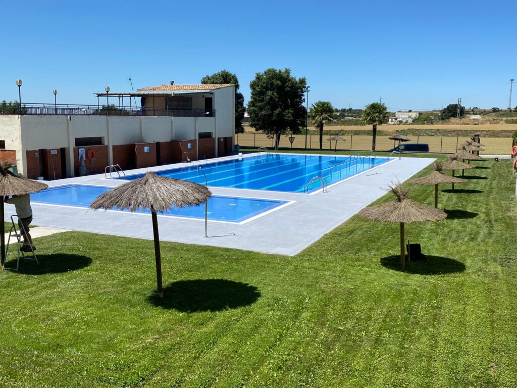 La piscina municipal de Prats avança l'obertura davant les altes temperatures d'aquests dies