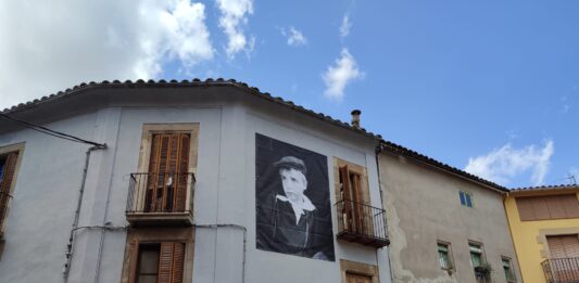 L’exposició ‘Els Elois de Prats’ torna a lluir a diverses façanes de Prats de Lluçanès