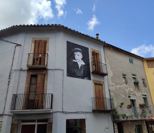 L’exposició ‘Els Elois de Prats’ torna a lluir a diverses façanes de Prats de Lluçanès
