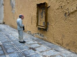 Concurs: Troba les 5 escultures petites d’Isaac Cordal que s’amaguen a Prats de Lluçanès