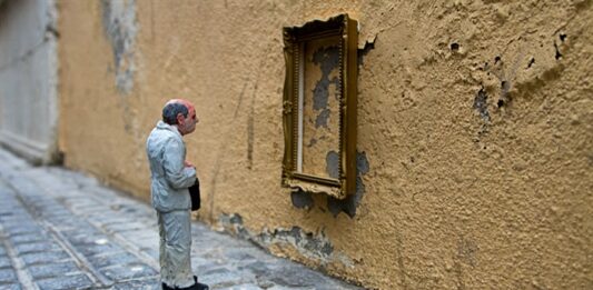 Concurs: Troba les 5 escultures petites d’Isaac Cordal que s’amaguen a Prats de Lluçanès