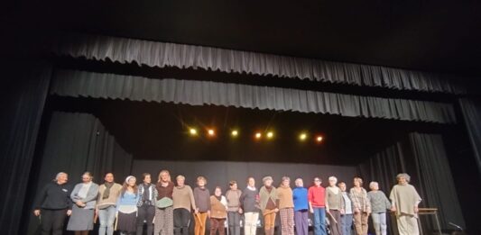 La presentació de l’obra “El nostre Orient Llunyà – creació col·lectiva” reuneix 300 persones a la sala polivalent