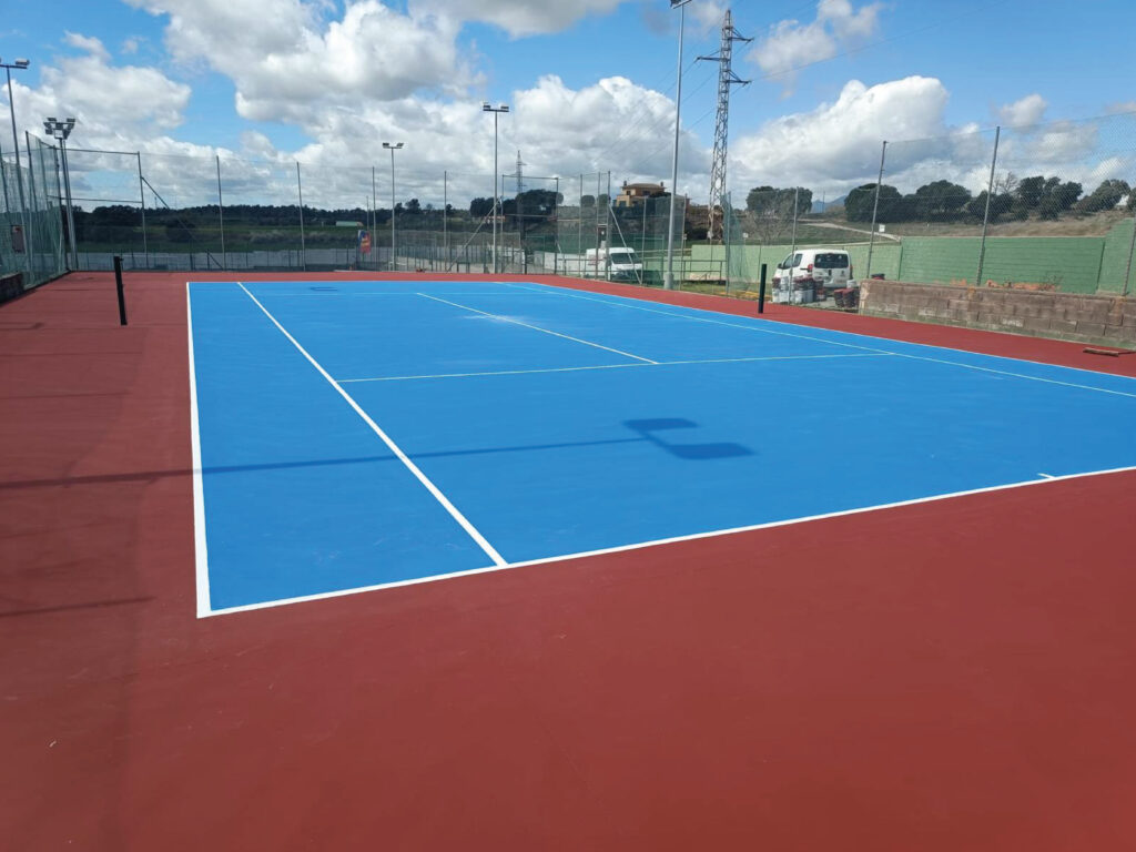 Finalitzada la renovació de la pista de tennis de Prats de Lluçanès