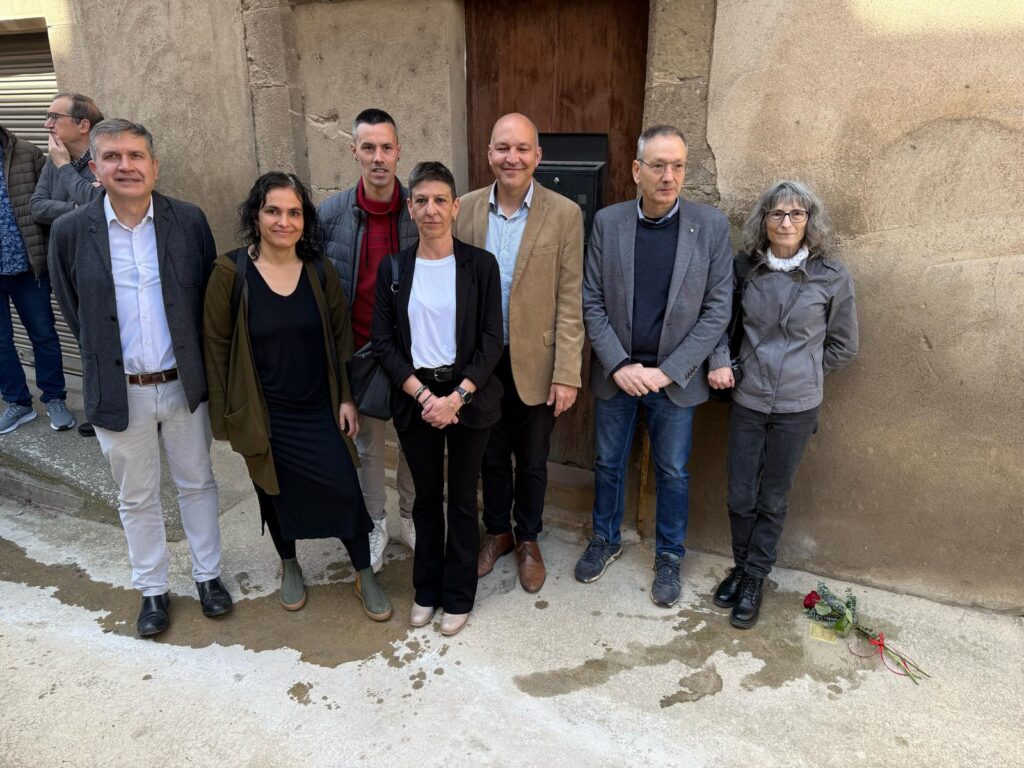Prats de Lluçanès homenatja Roser Fluvià amb la col·locació d'una llamborda 'Stolpersteine' a la seva casa natal