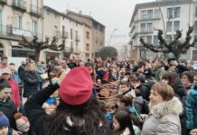 Infants i famílies omplen les places per fer cagar el Tió i cantar nadales conjuntament