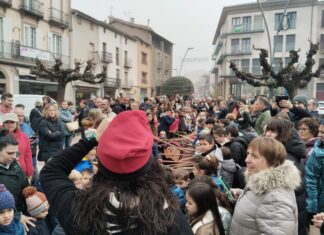 Infants i famílies omplen les places per fer cagar el Tió i cantar nadales conjuntament