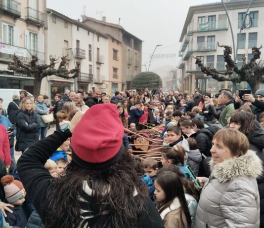 Infants i famílies omplen les places per fer cagar el Tió i cantar nadales conjuntament