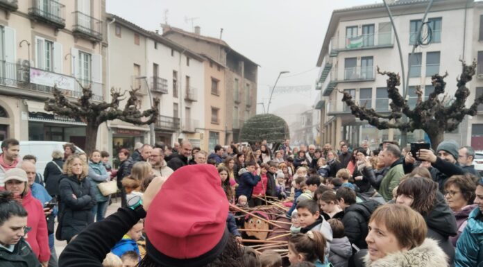 Infants i famílies omplen les places per fer cagar el Tió i cantar nadales conjuntament