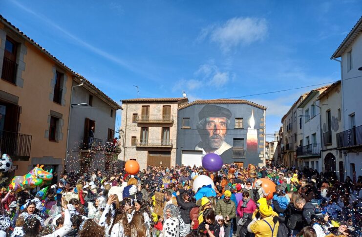 Prats de Lluçanès vibra amb un Carnestoltes ple de color, creativitat i germanor