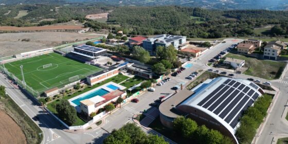 El projecte solar de la zona esportiva i educativa de Prats de Lluçanès, finalista als Premis ALEO
